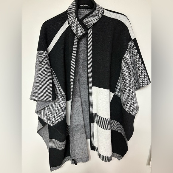 Denver Hayes Sweaters - Black & White Patterned Women's Poncho Sweater